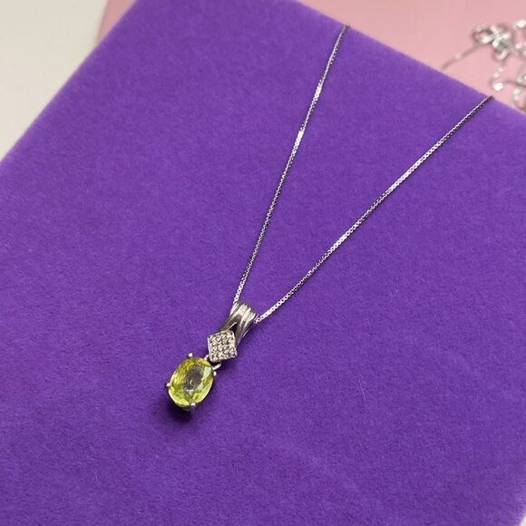 💛 10k & 9k White Gold Peridot & Diamond Pendant Necklace - Picture 6 of 9